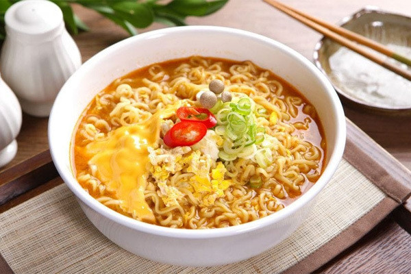 3. Mì không phải là sản phẩm chay. Tuy bề ngoài, mì ăn liền có vẻ không chứa các nguyên liệu từ động vật nhưng trong các gói gia vị vị "bò", "gà" hay "tôm" của nhiều hãng sản xuất thực sự có chứa các thành phần từ động vật, như mỡ hoặc thịt dạng bột. Tuy nhiên, không phải hãng nào cũng có sự đầu tư như vậy. Trong thực tế, cũng có khá nhiều loại mì gói là đồ ăn chay hoàn toàn.