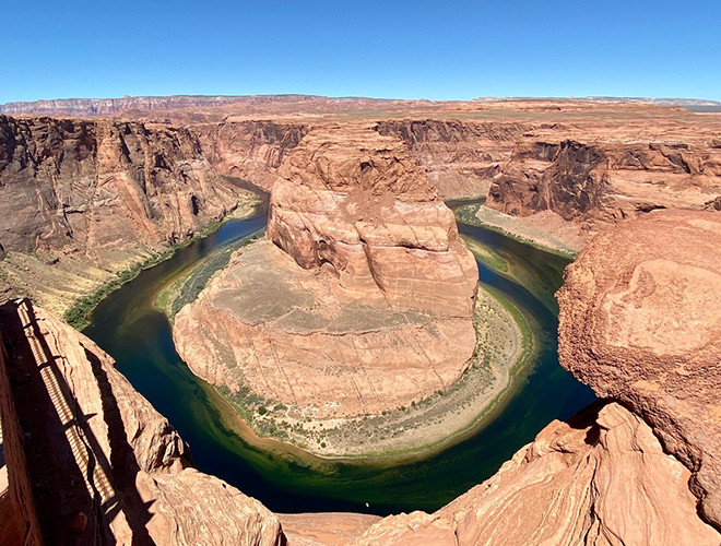 Theo ghi nhận của chính quyền địa phương, năm 2006 đã có 3 người thiệt mạng vì khí CO2 khi trú tại hang động gần hồ.