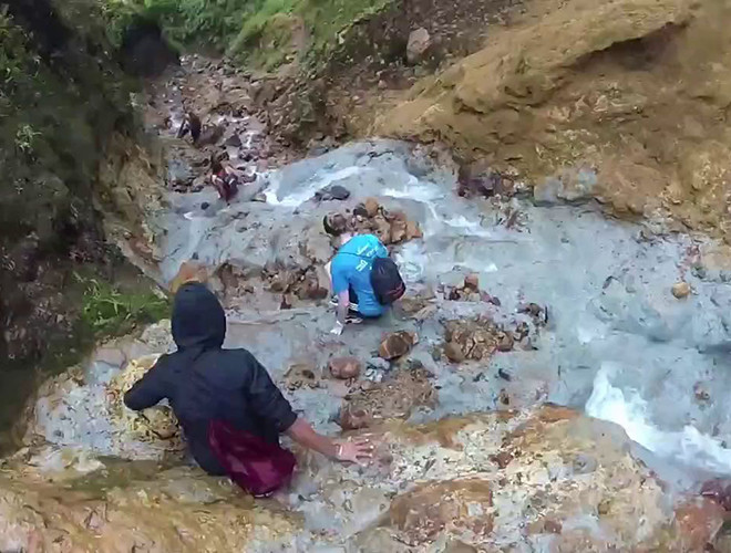 Hiện tại, chưa có đường thẳng dẫn tới hồ nước sôi. Muốn tới đây, du khách phải vượt qua chặng đường chừng 13 km hiểm trở, băng qua con suối lưu huỳnh, những thung lũng và bơi lội.