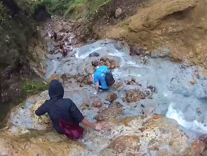 Hiện tại, chưa có đường thẳng dẫn tới hồ nước sôi. Muốn tới đây, du khách phải vượt qua chặng đường chừng 13 km hiểm trở, băng qua con suối lưu huỳnh, những thung lũng và bơi lội.