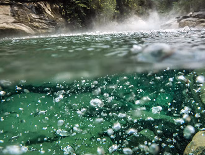 Được phát hiện lần đầu tiên vào năm 1875 do hai nhà khoa học người Anh đang làm việc tại đây, khi tiến hành đo, nền nhiệt ở hồ nước sôi Dominica rơi vào khoảng từ 82-92 độ C.