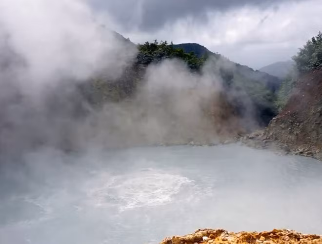 Tuy ẩn chứa nhiều nguy hiểm tiềm tàng nhưng do có màu sắc hài hòa và có tính kỳ lạ nên hồ Boiling vẫn là điểm du lịch nhiều người muốn tới khám phá.