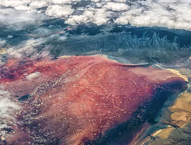 Nằm ở phía bắc Tanzania, gần với biên giới Kenya, hồ Natron là một trong những hồ nước nổi tiếng có vẻ đẹp vô cùng huyền bí và kỳ ảo với màu đỏ tươi.