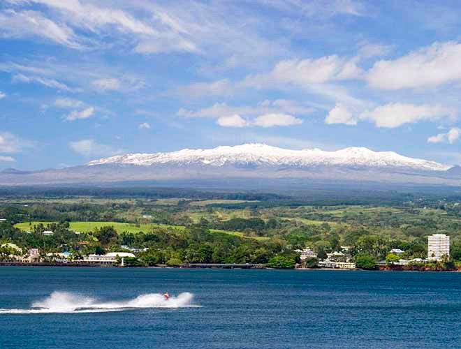 Vào năm 1986, do một vụ sạt lở, hồ Nyos phát nổ. Vụ nổ mạnh tới mức nó tạo ra một vụ sóng thần cao 25 mét làm ngập lụt hết các vùng xung quanh, gây thiệt hại rất lớn cho những người ở gần nó