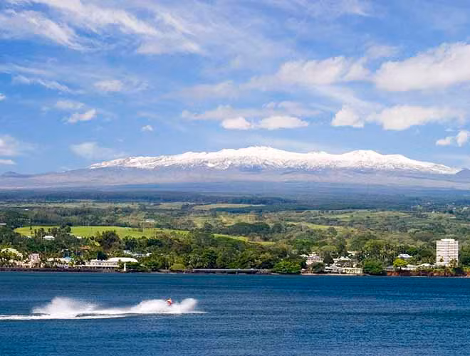 Vào năm 1986, do một vụ sạt lở, hồ Nyos phát nổ. Vụ nổ mạnh tới mức nó tạo ra một vụ sóng thần cao 25 mét làm ngập lụt hết các vùng xung quanh, gây thiệt hại rất lớn cho những người ở gần nó