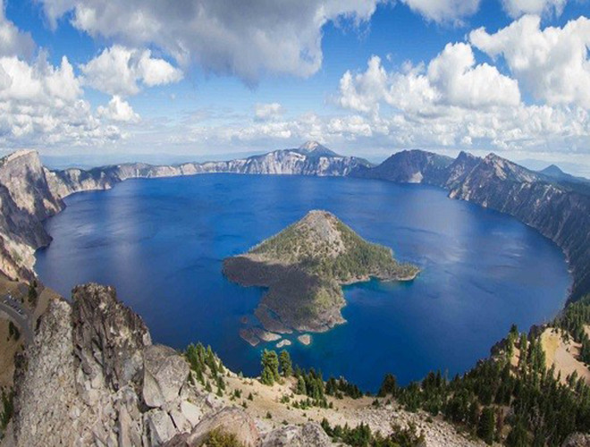 Hồ Nyos: Là một hồ miệng núi lửa nằm ở phía Tây Bắc Cameroon, cách thủ đô Yaoundé khoảng 315 km (196 dặm), bên cạnh phong cảnh vô cùng nên thơ, trữ tình, hồ nước Nyos còn được biết đến với hồ nước có lượng khí độc nhiều nhất thế giới.