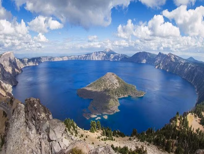 Hồ Nyos: Là một hồ miệng núi lửa nằm ở phía Tây Bắc Cameroon, cách thủ đô Yaoundé khoảng 315 km (196 dặm), bên cạnh phong cảnh vô cùng nên thơ, trữ tình, hồ nước Nyos còn được biết đến với hồ nước có lượng khí độc nhiều nhất thế giới.