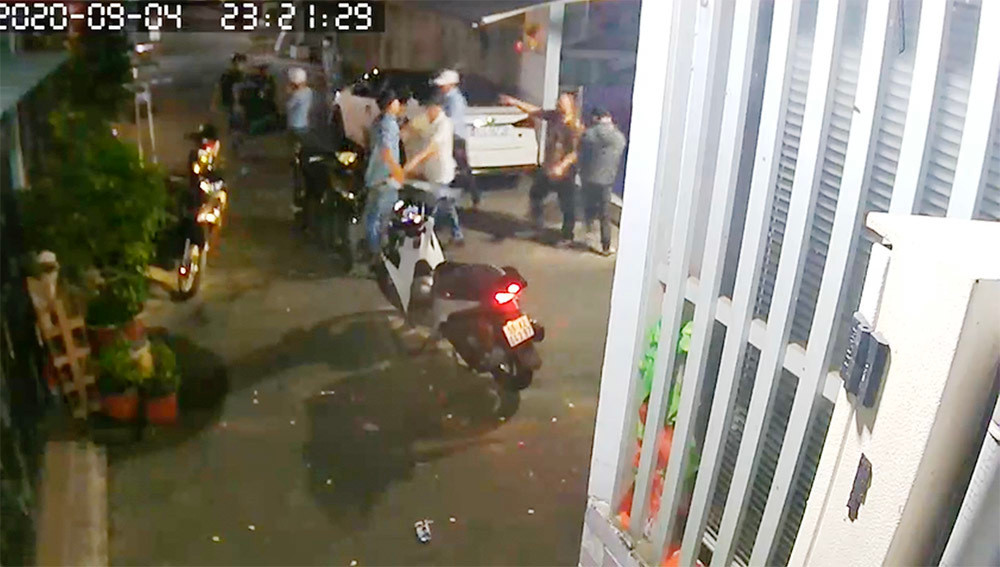 Ngay lúc đó, ông V chưa hiểu nguyên nhân gì và chưa kịp trả lời thì nhóm đối tượng cầm hung khí lao vào đánh đập, truy sát. Ông V bị tấn công ngay trước mặt hai đứa con, khiến chúng hoảng loạn, khóc van xin và khiến cho nạn nhân bị ngất.