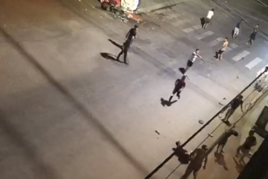 Nguyên nhân của vụ việc là do xuất phát từ mâu thuẫn trong quá trình mua bán cỏ Mỹ (loại gây ảo giác), hai nhóm thanh niên trên này đã hẹn mang theo hung khí đánh nhau.