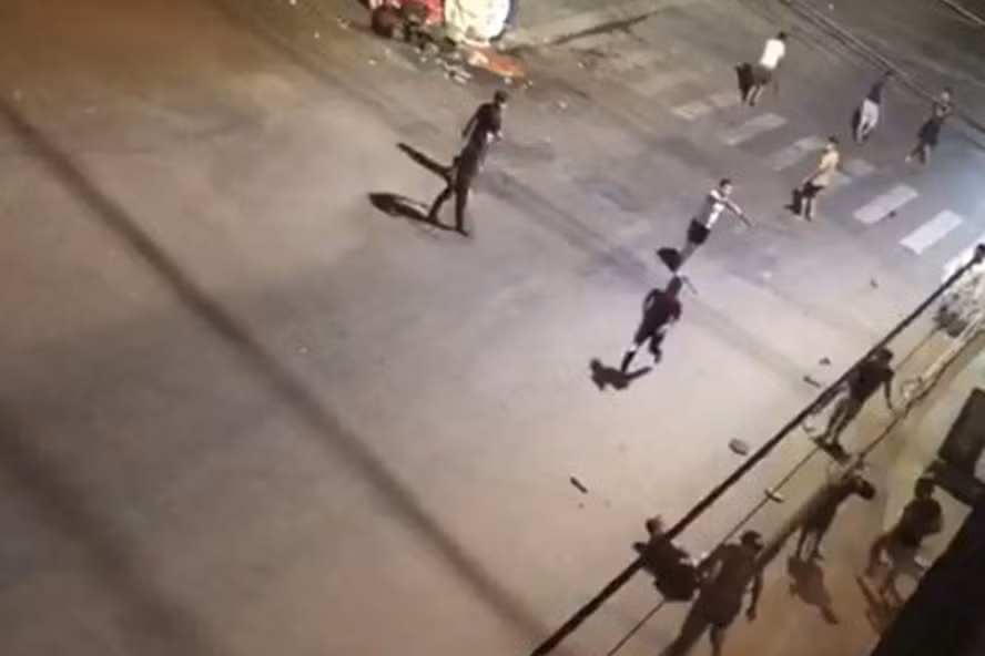 Nguyên nhân của vụ việc là do xuất phát từ mâu thuẫn trong quá trình mua bán cỏ Mỹ (loại gây ảo giác), hai nhóm thanh niên trên này đã hẹn mang theo hung khí đánh nhau.