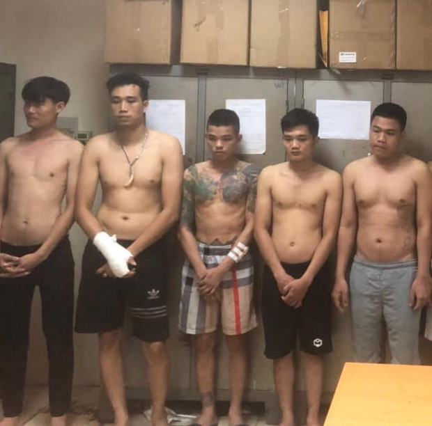 2 nhóm thanh niên hỗn chiến vì tranh giành địa bàn: Khoảng 2h30 ngày 3/62020, Nguyễn Đức Hồng Ngọc (sinh năm 1994, quê ở thành phố Hải Phòng) điều khiển xe máy chở Vũ Văn Tiến (sinh năm 1993) và Đỗ Thanh Tùng (sinh năm 1991, cùng quê ở thành phố Hải Phòng) đến khu vực phố Tôn Đức Thắng (quận Đống Đa) để kiểm tra xem các giấy quảng cáo, rao vặt của nhóm mình có bị ai dán đè lên hay không.