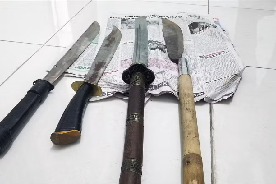  Băng nhóm hàng chục đối tượng hỗn chiến, 1 người chết 1 người bị chém lìa tay: Khoảng 0h sáng 16/5/2020, hai nhóm có hàng chục đối tượng gặp nhau và dùng hung khí như kiếm, phảng, mác... lao vào đánh nhau trên đường Phan Bội Châu, đoạn trước Trung tâm thương mại An Phú Thịnh (TP Quy Nhơn). Vụ hỗ chiến khiến 1 người chết và 1 người bị đứt lìa cánh tay. 