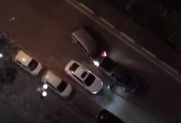 Do mâu thuẫn từ trước, nhóm của Nguyễn Đức Anh đi xe ô tô biển số 29H173.XX và 1 xe ô tô màu trắng (chưa rõ biển số) do Nguyễn Hoài (sinh năm 1991, trú tại xã Ninh Hiệp, huyện Gia Lâm, Hà Nội) điều khiển, hẹn một người tên là Thái (sinh năm 1991, trú tại phường Phúc La, quận Hà Đông) đến khu vực trước cửa tòa nhà chung cư Hoàng Gia Tower để giải quyết mâu thuẫn.