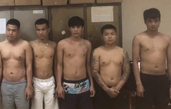 Khi đến khu vực trước số nhà 95 Tôn Đức Thắng, phường Hàng Bột nhóm của Ngọc phát hiện nhóm của Chu Đình Quý (sinh năm 1997 quê ở Nghệ An) đang dán đè quảng cáo của Giang Văn Long (sinh năm 1992 quê ở Hải Phòng) lên quảng cáo của Ngọc dán trước đó. Thấy bị tranh giành địa bàn dán quảng cáo, các đối tượng đã xảy ra xô xát, dùng gậy và gạch đá đánh nhau, gây mất an ninh trật tự khu vực.