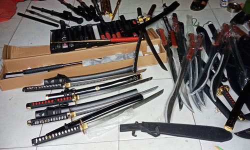 Theo nhà chức trách, cả hai nhóm liên quan vụ việc đều kinh doanh tài chính, cho vay tín dụng tự do với lãi suất cao và cung cấp nhân 