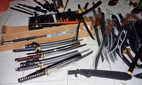 Theo nhà chức trách, cả hai nhóm liên quan vụ việc đều kinh doanh tài chính, cho vay tín dụng tự do với lãi suất cao và cung cấp nhân 