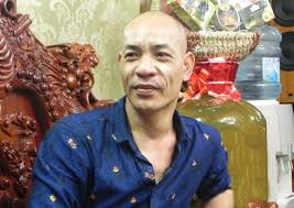 Dũng “Trọc” tên thật là Nguyễn Văn Dũng 52 tuổi, ở quận Hà Đông, Hà Nội. Nhìn vào ngoại hình của hẳn không khó đoán tại sao lại có biệt danh là Dũng "Trọc", tên tuổi giang hồ của Dũng gắn với hình ảnh mái tóc cạo trọc, bóng loáng.