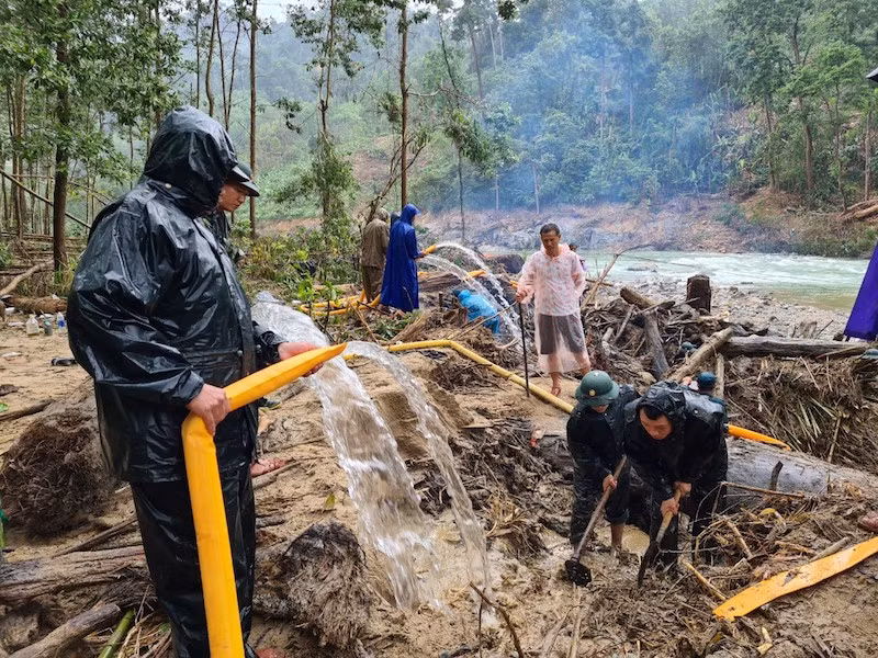 Khu vực nghi ngờ có nạn nhân mất tích bị nước lũ cuốn theo gỗ, rác, đất đá chất đống, bồi lấp. Ảnh: THANH NHẬT 