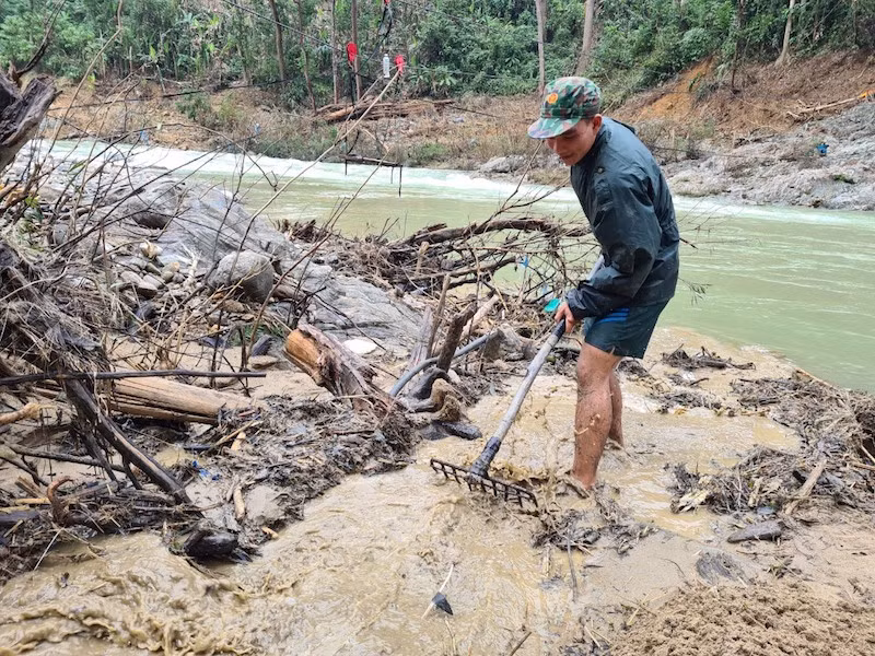“Sau khi tìm kiếm ở hiện trường, lòng hồ thuỷ điện Sông Tranh. Hiện nay còn 34 cán bộ, chiến sĩ tìm kiếm ở dọc sông Leng - nơi nghi ngờ có nạn nhân mất tích", thượng tá Ất nói. Ảnh: THANH NHẬT