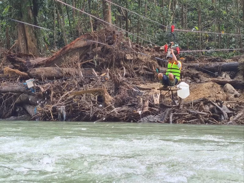 Phía dưới, nước sông chảy xiết. Mọi thao tác đều phải chỉn chu, tránh xảy ra sự cố. Ảnh: THANH NHẬT