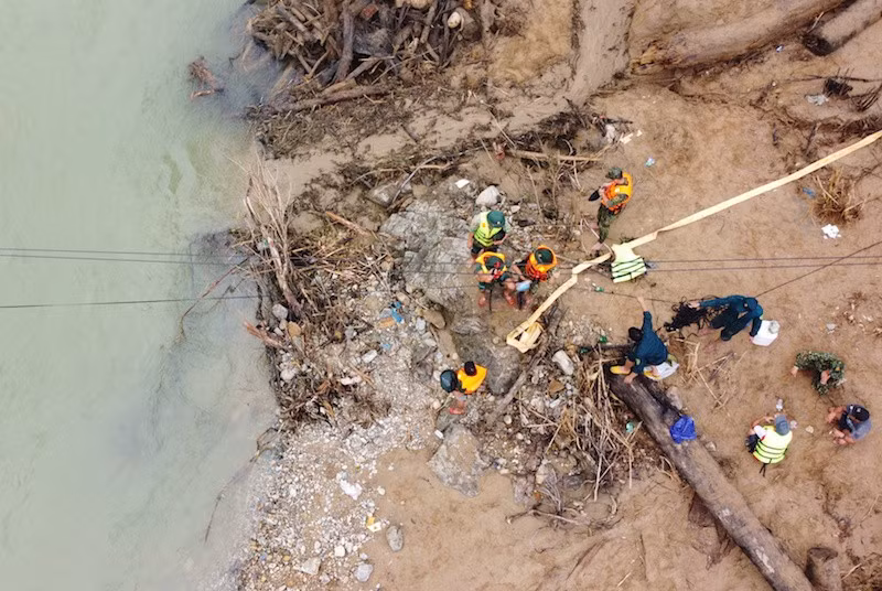 Thượng tá Ất cho biết thêm, một tổ được giao đi dọc sông Leng khảo sát, tìm những nơi bồi lấp mở rộng phạm vi tìm kiếm. Ảnh: THANH NHẬT 