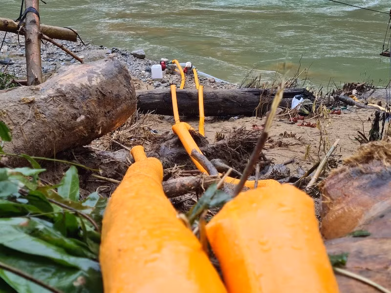 Cán bộ, chiến sĩ Lữ đoàn Công binh 270 dùng ba máy bơm nước liên tục từ sông Leng rửa sạch đất đá tìm kiếm tung tích nạn nhân. Ảnh: THANH NHẬT 