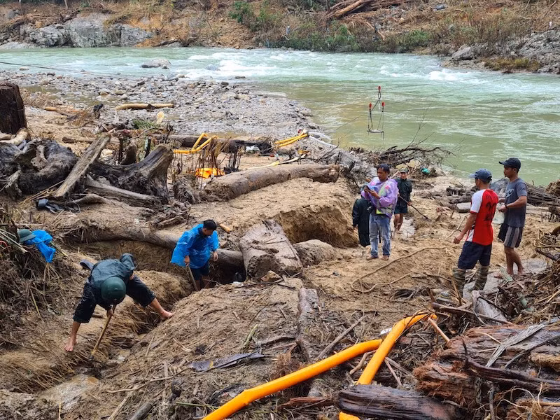 Lục tung hiện trường sạt lở và khu vực lòng hồ thuỷ điện Sông Tranh 2, lực lượng chức năng vẫn không tìm thấy 14 nạn nhân mất tích. Ngày 4-11, một thi thể nạn nhân được người dân phát hiện bên bờ sông Leng – nơi các cán bộ, chiến sĩ đang tích cực khoang vùng, tìm kiếm các nạn nhân còn lại. Ảnh: THANH NHẬT 