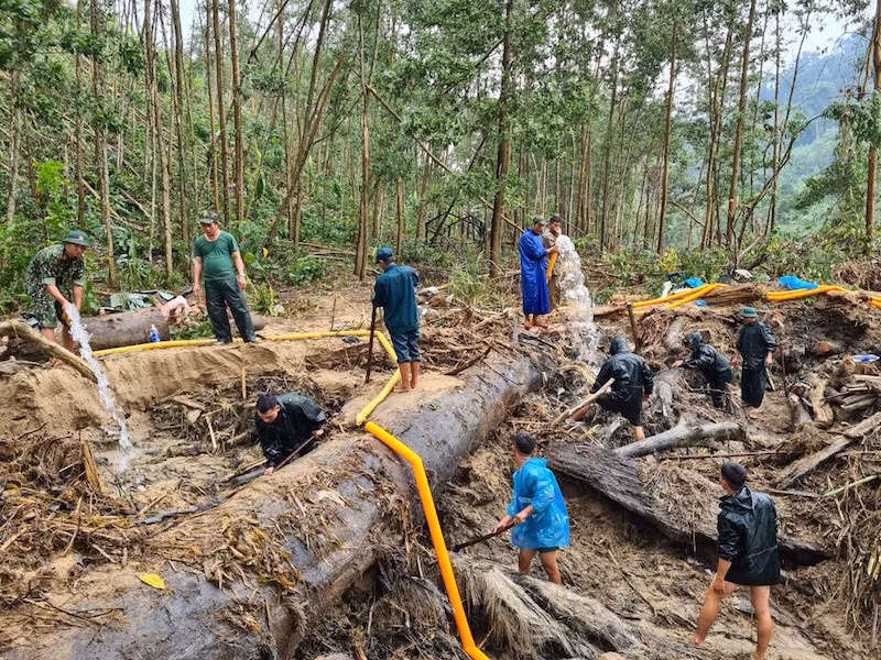 Gần 20 ngày kể từ khi xảy ra thảm hoạ sạt lở đất ở nóc ông Lục, thôn 1, xã Trà Leng (huyện Nam Trà My, Quảng Nam), hàng chục cán bộ, chiến sĩ Lữ đoàn Công binh 270 (Quân Khu V) vẫn miệt mài tìm kiếm 13 nạn nhân còn mất tích. Ảnh: THANH NHẬT 