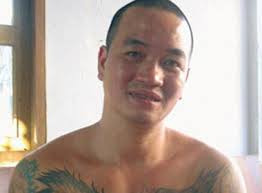 Hải Bánh tên thật là Nguyễn Tuấn Hải sinh năm 1967 tại 36 phố Hàng Cót, Hà Nội. Để phân biệt Hải “hấp”, Hải “lớ”, Hải “bén” và những người tên Hải khác, người ta gắn luôn tên ông bố của Nguyễn Tuấn Hải ghép là Hải “Bánh” để gọi cho tiện. Hải “Bánh”