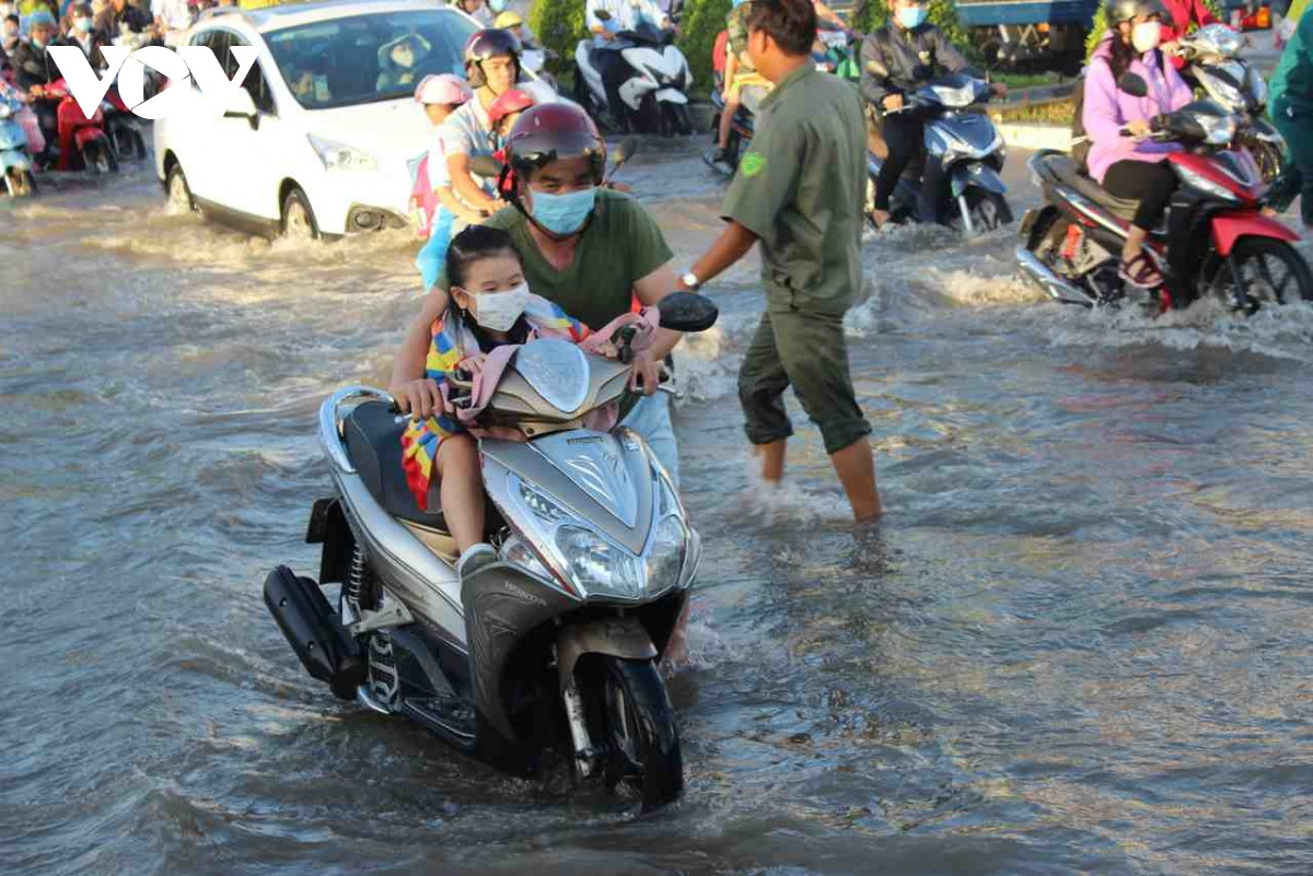 Để ứng phó với đợt triều cường đầu tháng 10 âm lịch, ngành chức năng của Cần Thơ đã bố trí lực lượng phân luồng, điều tiết giao thông tại các tuyến đường ngập sâu, hỗ trợ phương tiện giao thông chết máy, lắp đặt biển cảnh báo để đảm bảo an toàn cho người dân khi tham gia giao thông. Bên cạnh đó, Ban ATGT thành phố đã thành lập 12 đội cứu hộ tại những điểm ngập sâu, hỗ trợ sửa xe máy cho người dân trong đợt triều cường này.