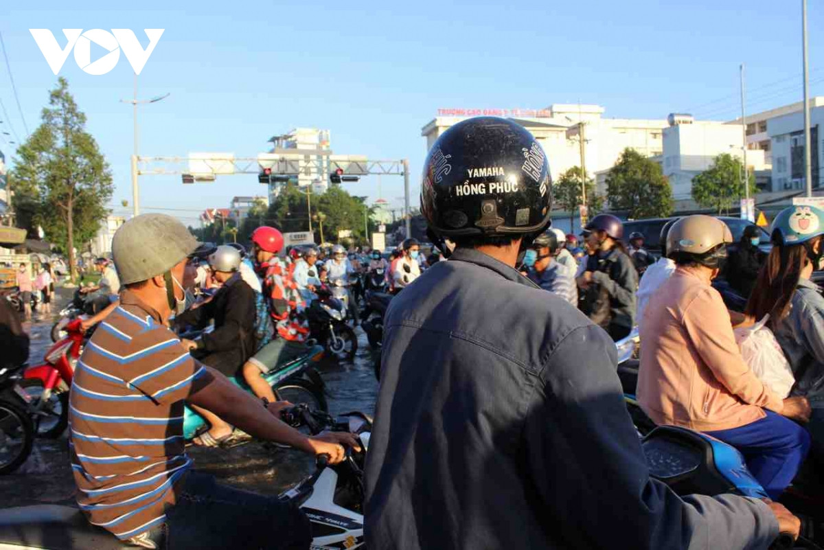 Lực lượng chức năng phân luồng, điều tiết giao thông để tránh ùn tắc.