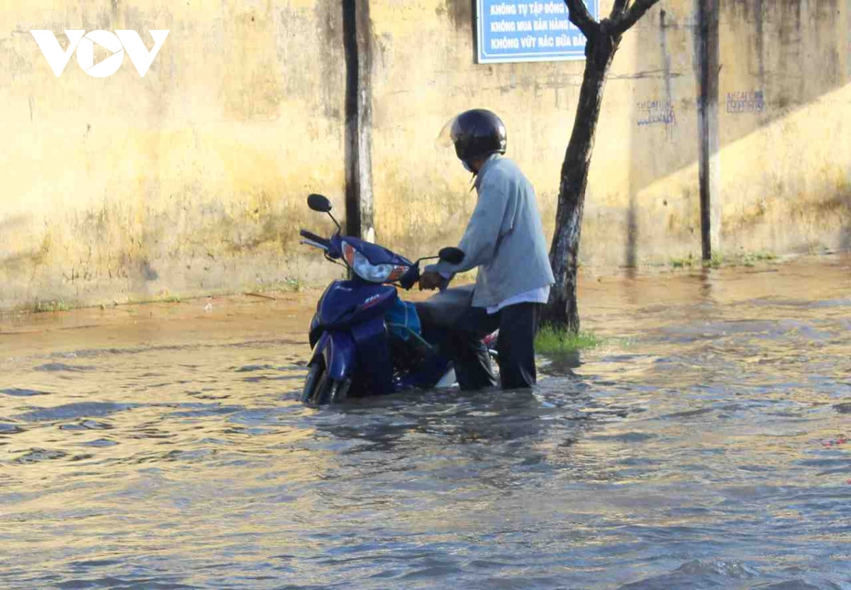 Người dân ngao ngán mỗi khi triều cường dâng cao. Trong buổi sáng triều cường vượt báo động 3, nhiều phương tiện bị chết máy.