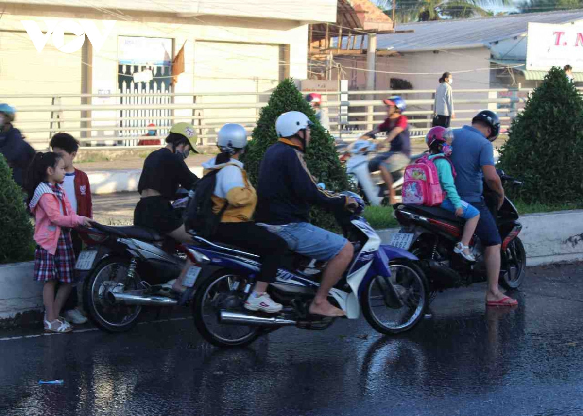 Ghi nhận của phóng viên, một số tuyến đường ngập sâu như: Nguyễn Văn Cừ nối dài, Cách Mạng Tháng 8, Lý Tự Trọng, Mậu Thân, Trần Quang Diệu, Võ Văn Kiệt, Trần Hưng Đạo…và một số tuyến đường khác trong nội ô Cần Thơ. Tại tuyến đường Nguyễn Văn Cừ nối dài và Trần Quang Diệu phương tiện qua lại bị chết máy đã được lực lượng hỗ trợ đẩy xe qua điểm ngập.