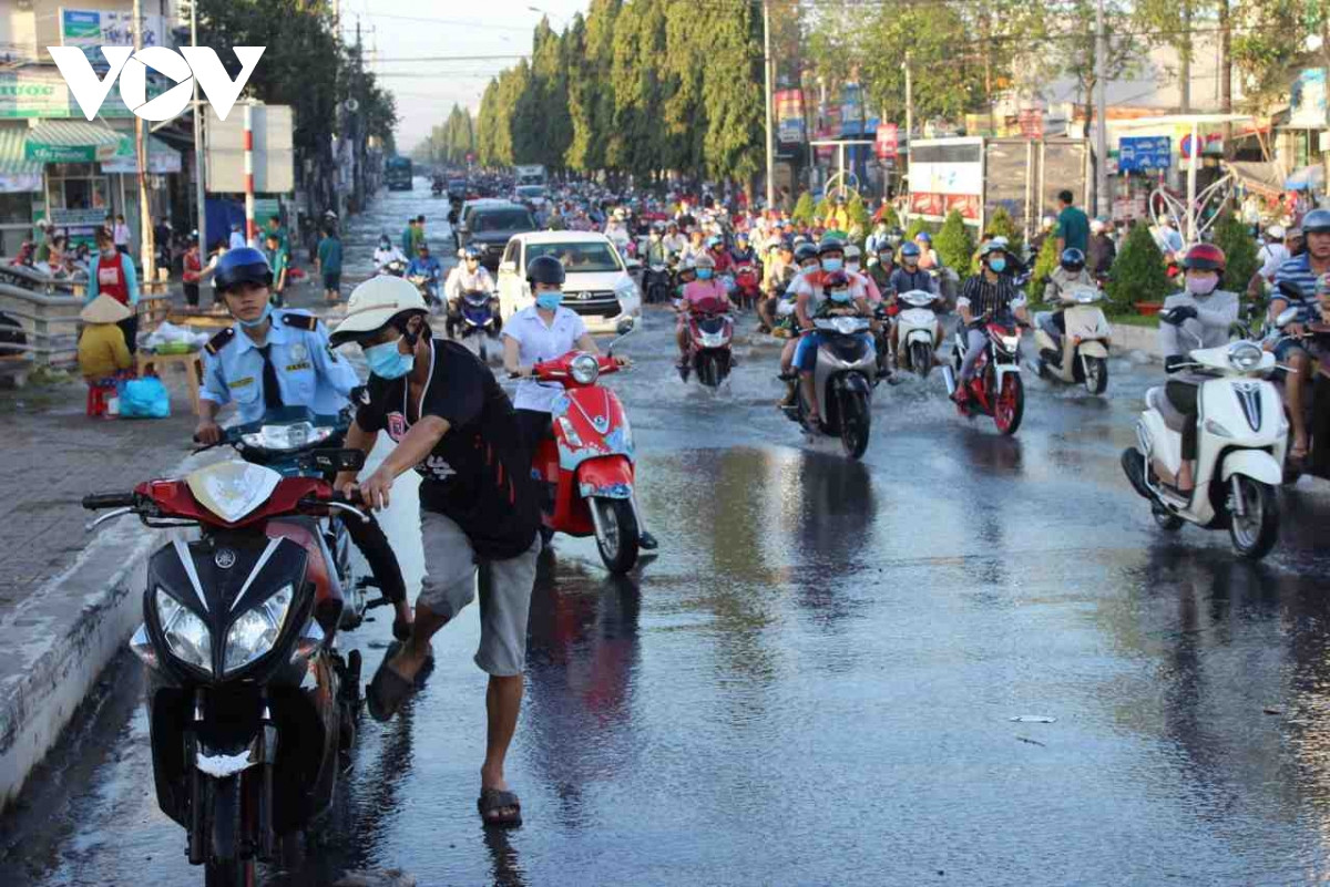 Triều cường tiếp tục vượt báo động III đã khiến cho nhiều tuyến đường trong nội ô của Cần Thơ "biến thành sông", giao thông đi lại khó khăn. Đặc biệt, triều cường dâng cao đúng vào thời điểm người dân đi làm đã gây ùn tắc tại một số nút giao thông chính.