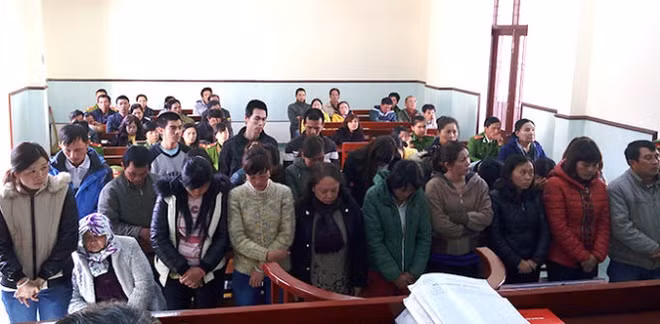 Đến những năm 1990, lúc em gái út Dung “Hà” khuếch trương thanh thế, Oanh ăn theo với hoạt động cầm đồ và cho vay nặng lãi tại các sới bạc do em gái tổ chức. (Oanh Hà trong 1 lần bị đưa ra xét xử)