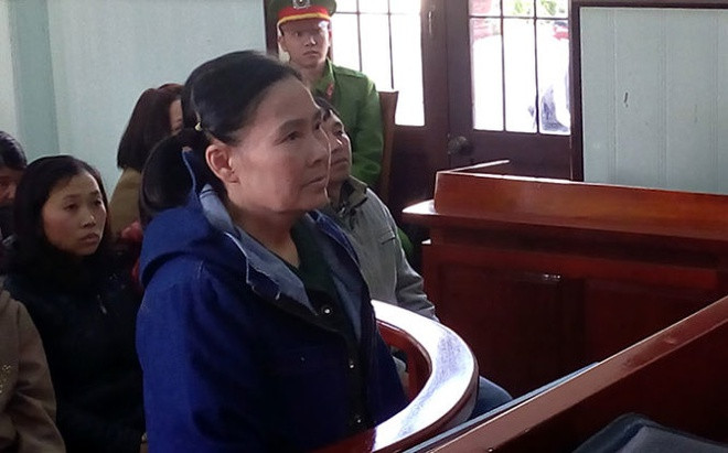 Không chỉ tổ chức đánh bạc và cho vay nặng lãi, từ năm 1993 hai chị em Oanh, Dung còn tham gia các đường dây mua bán ma túy xuyên quốc gia (từ Campuchia về Việt Nam, đưa sang Nhật tiêu thụ) do Minh “sứt” (tức Ngô Đức Minh) và Phương “trộm trâu” (tức Ngô Xuân Phương) cầm đầu. Oanh được em gái giao cho trực tiếp điều hành một tụ điểm phân phối ma túy tại Hải Phòng.