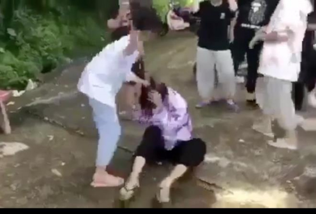 Nu sinh Thanh Hoa bi danh hoi dong da man: 