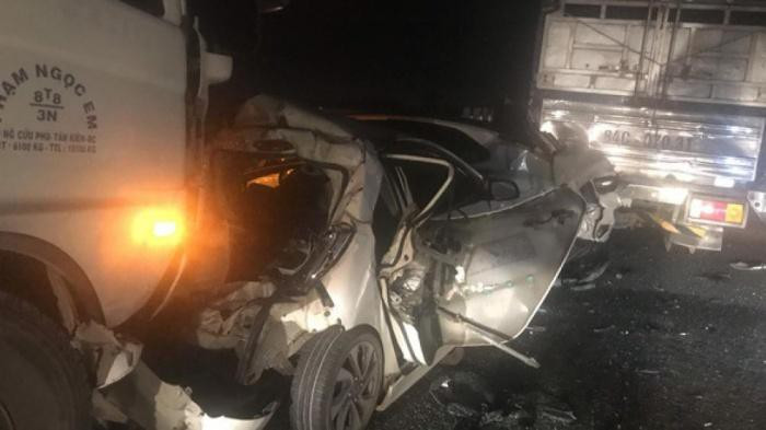 6 o to 'dinh chum' tren cao toc, ket xe hon 10km trong dem