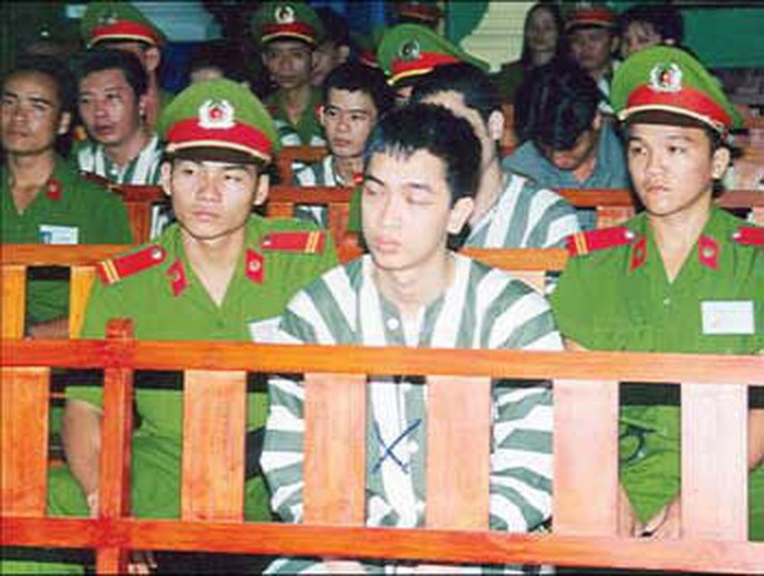 Đêm 29/9/2000, sau vụ quậy vũ trường Phi Thuyền bằng mắm tôm, chuột chết và phân người, Hải bánh điện thoại cho Nguyễn Thế Phát, triệu tập Nguyễn Việt Hưng (giữa) và Nguyễn Xuân Trường đến bàn chuyện bị Dung Hà quậy phá và bàn cách trả thù.