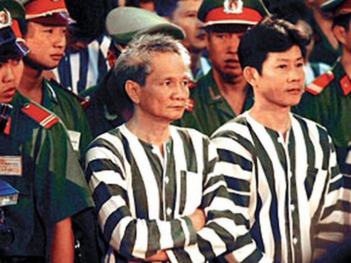 Hết sức bực tức, căm phẫn trước hành động thách thức đó của Dung Hà, Năm Cam bảo Hải Bánh phải gặp Dung Hà dàn xếp cho êm xuôi để chấm dứt ngay những chuyện tương tự: "Chú ở gần Dung Hà thì biết tánh nó rồi, nó muốn làm gì là làm chứ có nể ai đâu. Thôi chú điều đình với nó để mà sống…".