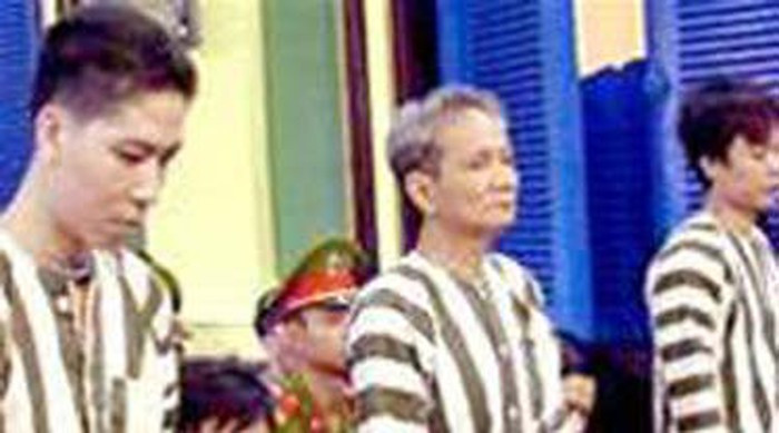 Ngay sau đó, Hải bánh mang theo hai khẩu súng ngắn cùng Nguyễn Việt Hưng (trái) và Nguyễn Xuân Trường (bên phải, ngoài cùng) lên chiếc Toyota mượn của vũ trường Phi Thuyền do Lê Duy Long lái, đi tìm Dung Hà. Hải bánh đưa cho Nguyễn Xuân Trường khẩu Rulo mượn của Lưu Tấn Nhơn, tức Đằng “Tây”, ở đường Nguyễn Phi Khanh, quận 1 (TP.HCM); còn giữ khẩu Colt 45 mượn của Lê Quốc Lâm ở đường Trần Bình Trọng, quận 5 (TP.HCM).