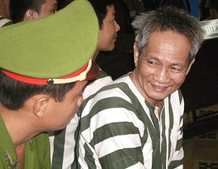 Năm Cam: "Việc của chú là phải biết làm sao rồi. Điều đình không được thì chú tự tính, nếu có dính dáng gì đến pháp luật thì anh lo. Anh không muốn thấy mặt nó nữa". Biết Năm Cam đã “bật đèn xanh” cho y loại Dung Hà khỏi “cuộc chơi” của y và Năm Cam cùng đồng bọn một đối thủ cạnh tranh trong các hoạt động phi pháp, Hải Bánh hứa: - Được rồi, việc này anh Năm để em làm.