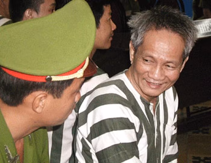 Năm Cam: "Việc của chú là phải biết làm sao rồi. Điều đình không được thì chú tự tính, nếu có dính dáng gì đến pháp luật thì anh lo. Anh không muốn thấy mặt nó nữa". Biết Năm Cam đã “bật đèn xanh” cho y loại Dung Hà khỏi “cuộc chơi” của y và Năm Cam cùng đồng bọn một đối thủ cạnh tranh trong các hoạt động phi pháp, Hải Bánh hứa: - Được rồi, việc này anh Năm để em làm.