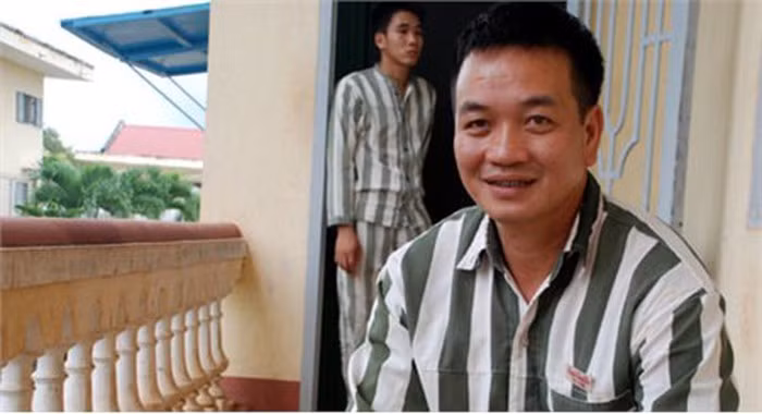 Hải bánh nói: “Phải làm thịt con này (Dung Hà) thôi”. Nguyễn Việt Hưng và Nguyễn Xuân Trường vốn chưa biết Dung Hà nên hỏi lại về đặc điểm, nhận dạng của Dung Hà. Hải bánh tả: “Nó người mập, tóc cắt ngắn”. Nguyễn Việt Hưng nói: “Để đó em tính, “chơi” luôn nó ở nhà mới xây cho tiện”. Tuy nhiên, đêm hôm ấy, chúng không gặp được Dung Hà. Không bỏ cuộc, tối 1/10, Hải bánh lại đưa khẩu Rulo có 6 viên đạn cho Nguyễn Việt Hưng, hướng dẫn cách sử dụng và cùng Lê Duy Long, Nguyễn Việt Hưng, Nguyễn Xuân Trường, Nguyễn Thị Anh Thư đến vũ trường Phi Thuyền uống rượu. Nguyễn Việt Hưng uống được một ly thì ngủ gục trên bàn.