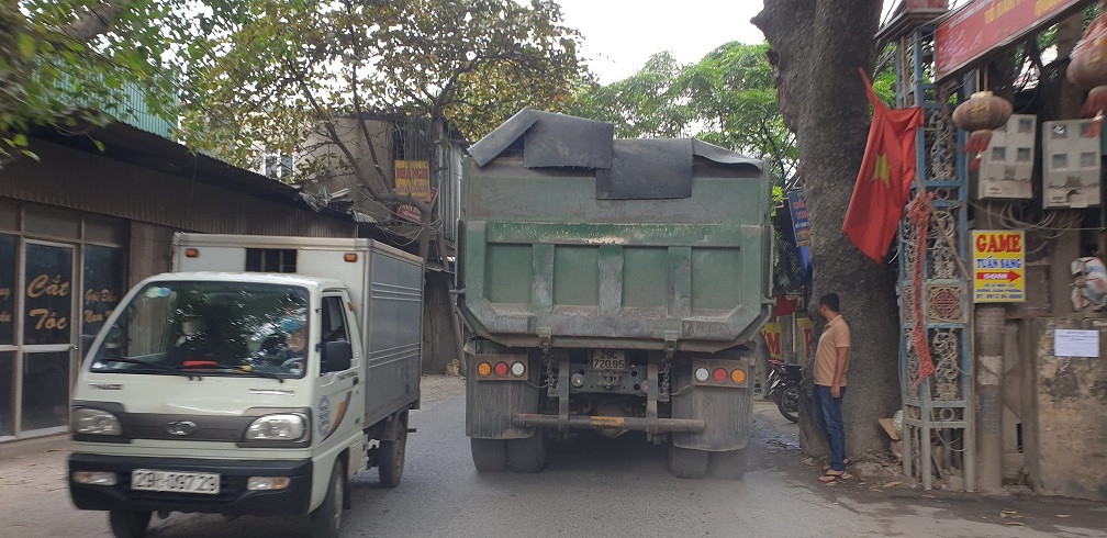 Xe cơi nới thành thùng, chở quá tải tung hoành tỉnh lộ 70 - Hình 3 Xe coi noi thanh thung, cho qua tai tung hoanh tinh lo 70-Hinh-3