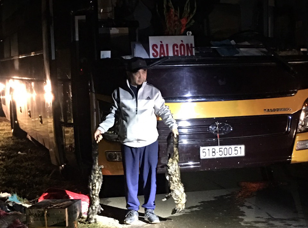 Cong an Dak Lak bat qua tang xe khach cho dong vat quy hiem