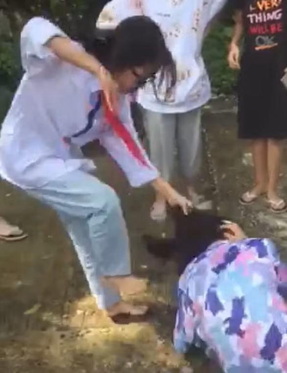 Nu sinh Thanh hoa bi danh hoi dong: Phap luat ve xam hai than the tre em?