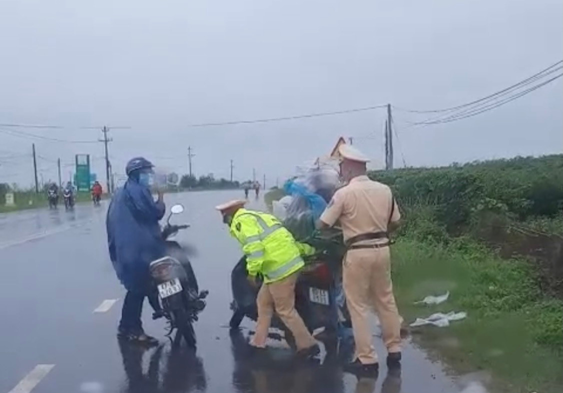 Mua to gio lon khien nguoi di duong bi gio quat nga