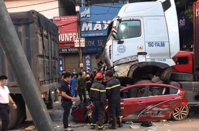  4. Hai xe ô tô va chạm khiến 3 người chết, 1 người bị thương: Khoảng hơn 3h ngày 4/8/2020 tại ngã tư đèn đỏ QL5, trước số nhà 497 Sài Đồng, Q.Long Biên, Hà Nội giữa xe ô tô BKS 15C-114.66 kéo theo rơ mooc 15R-046.41 va vào đuôi xe ô tô 30E-925.52 khiến 3 người chết, 1 người bị thương.