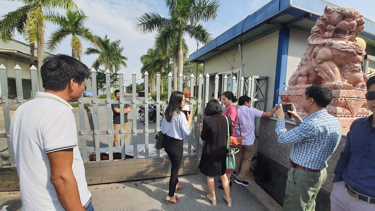 Cty san xuat khau trang chong COVID-19 bi giam san pham, cong an vao cuoc